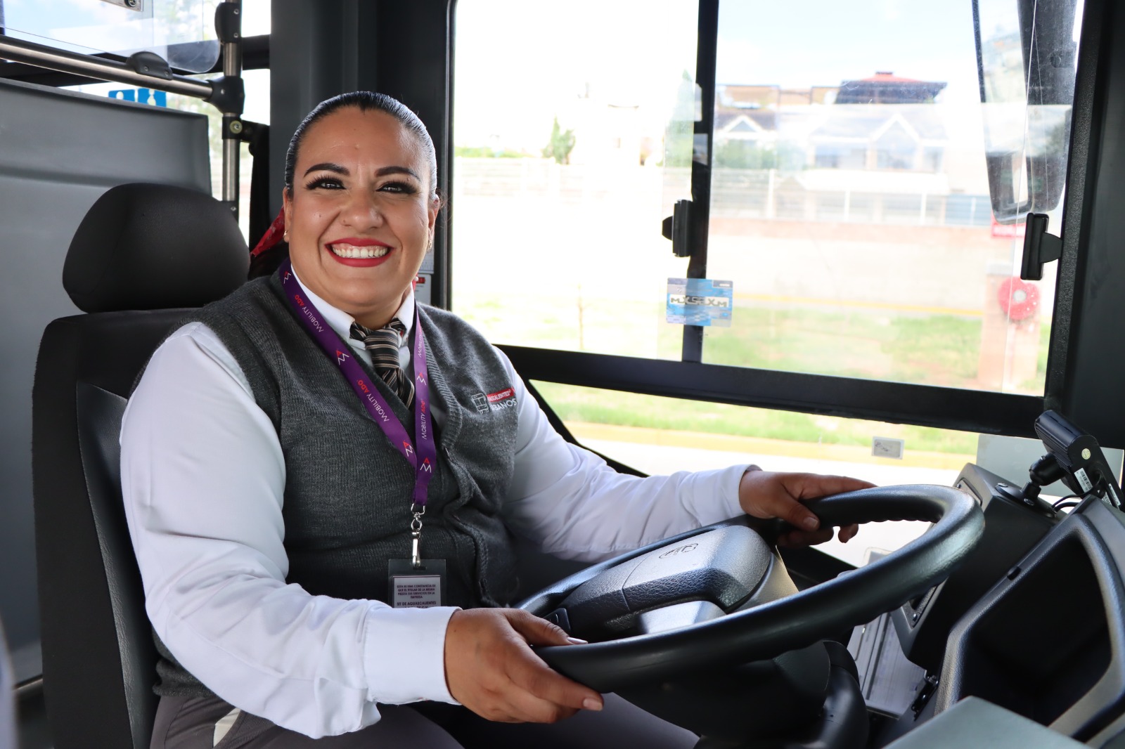 Buscan conductoras para camiones urbanos. Darán becas de 15 mil pesos durante capacitación