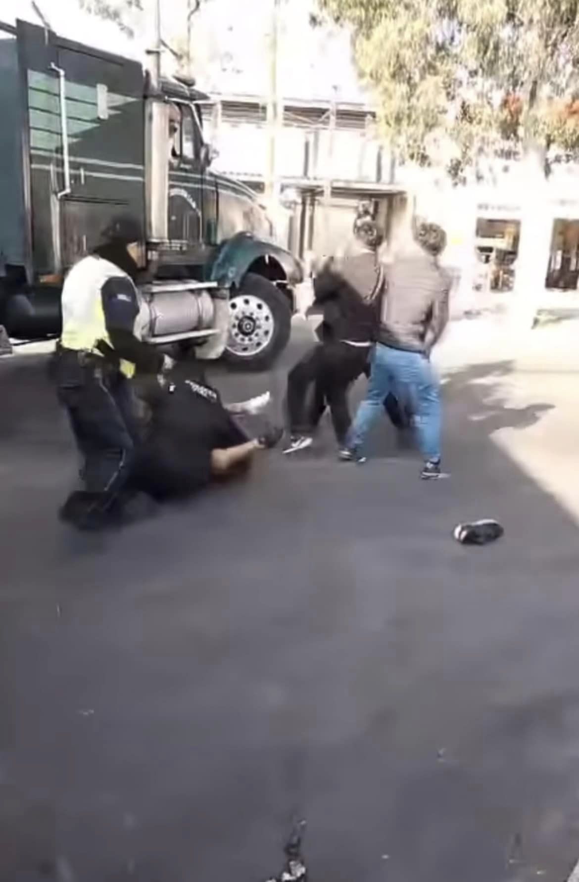 Trabajadores del CC Agropecuario agredieron a policías municipales: les causaron fracturas y dislocaciones