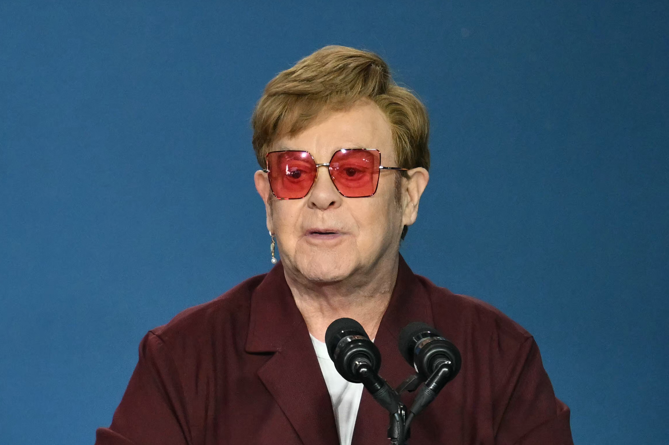 Elton John enfrenta problemas de salud