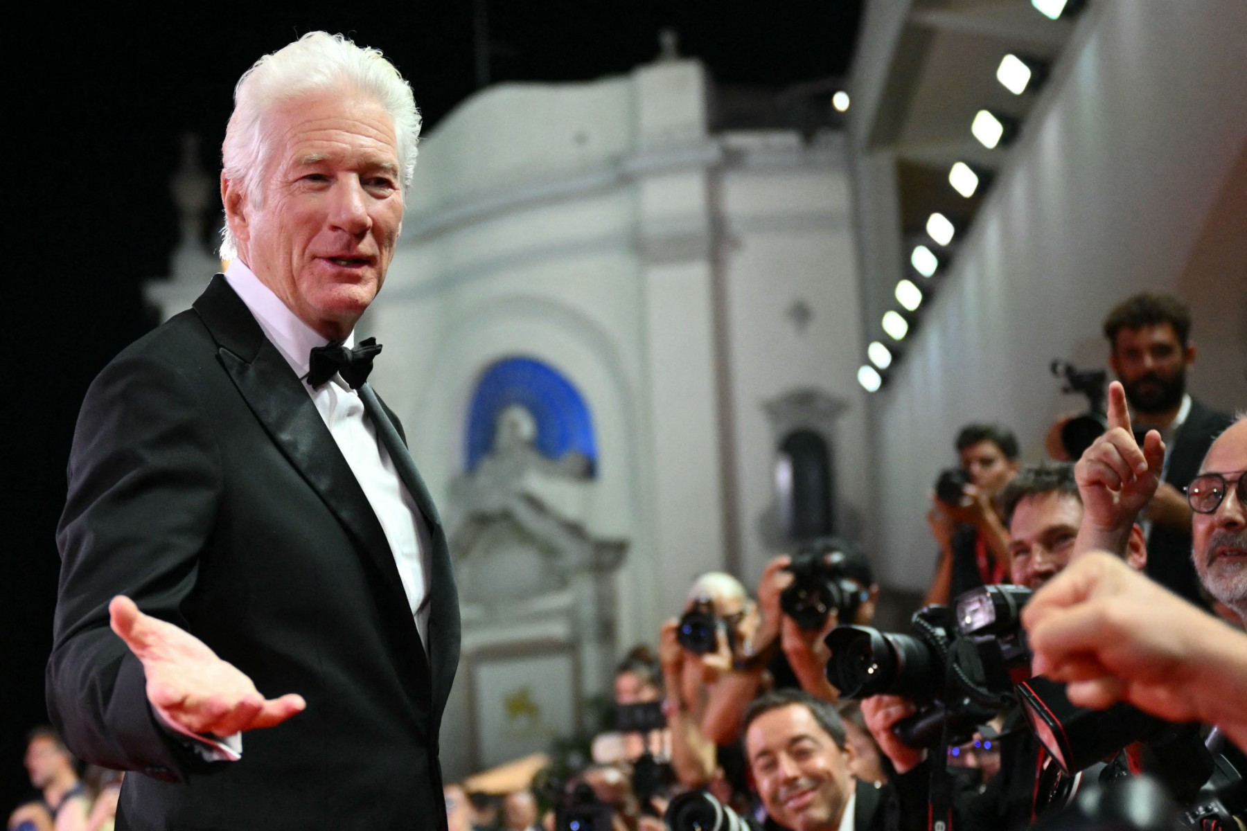 Richard Gere hace gesto obsceno en televisión en vivo
