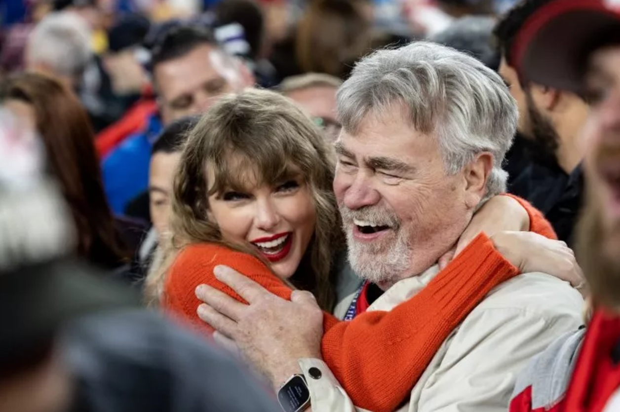 &#8216;Suegro&#8217; de Taylor Swift y Justin Trudeau son arropados por fans en el concierto