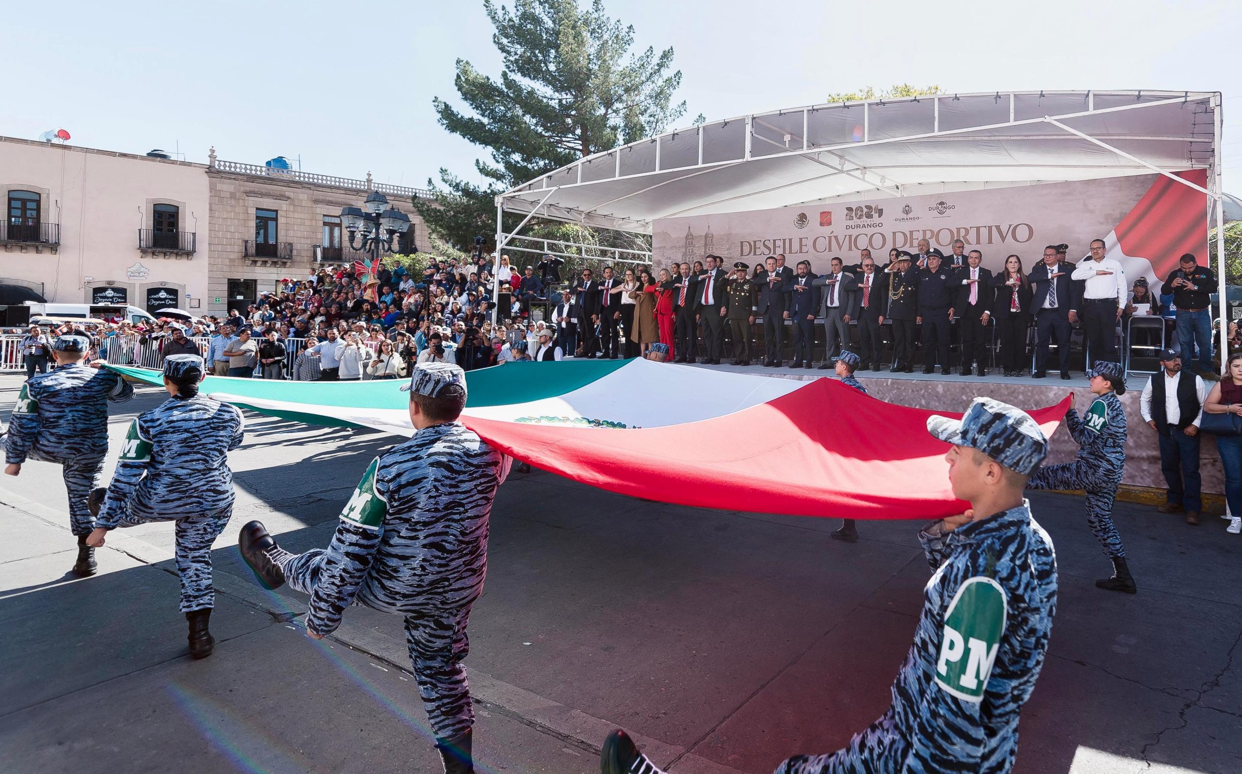 Desfilan más de 3 mil en el 114 Aniversario de la Revolución Mexicana en Durango