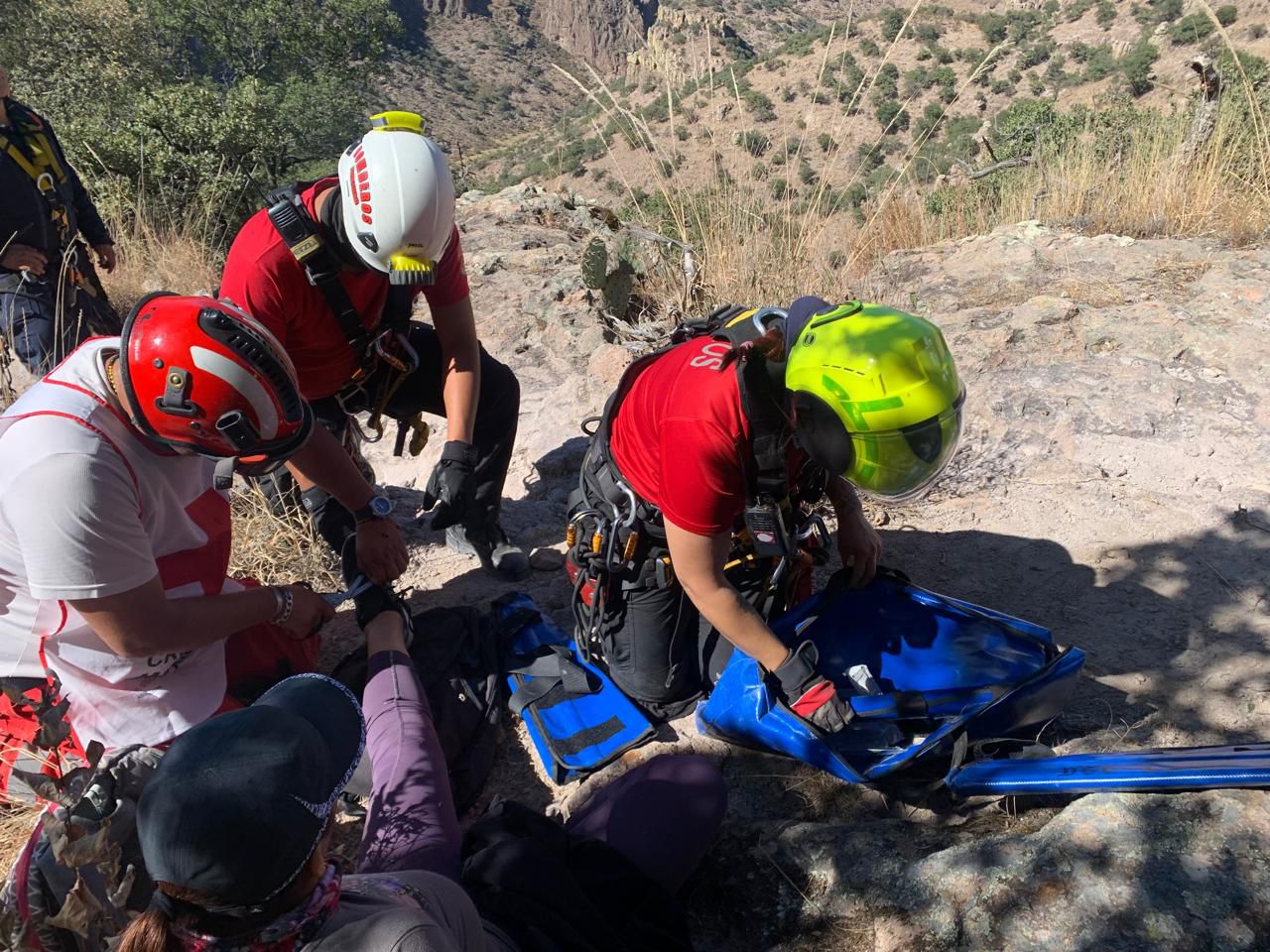 Rescatan vía aérea a senderista herida en Durango