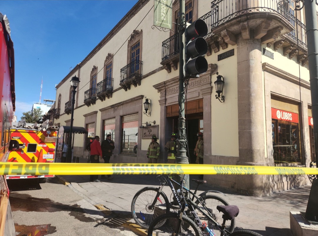 Incendio y fuga de gas en librería deja al menos cuatro lesionados