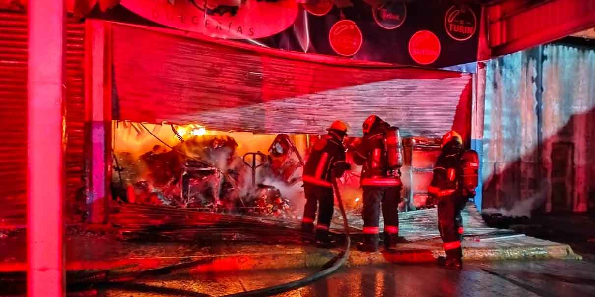 Voraz incendio consume la Gran Bodega en Puebla