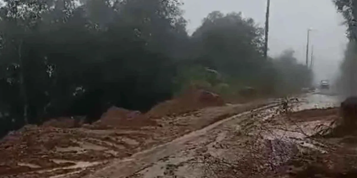 Intensas lluvias provocan derrumbes en la zona en la Sierra Negra de Puebla