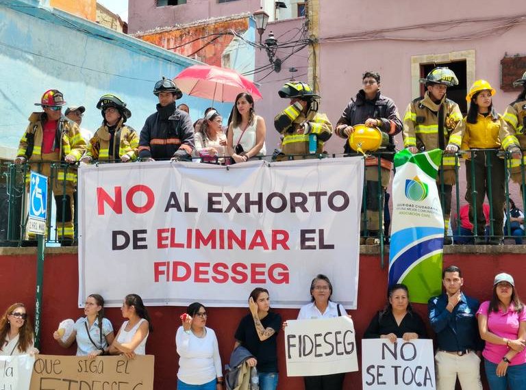 Presentan cascada de amparos para detener extinción del Fidesseg