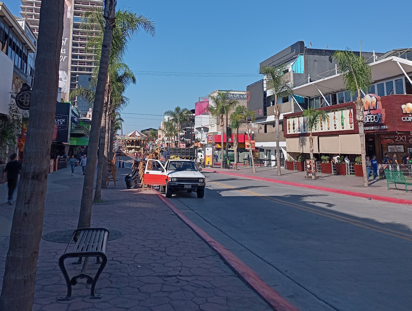 Incontrolable comercio ambulante irregular en Centro de Tijuana