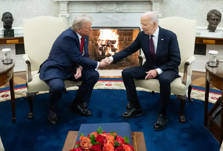 Donald Trump regresa a la Casa Blanca y es recibido por Joe Biden