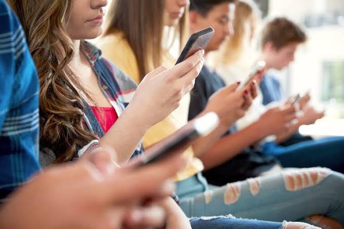 Escuelas de Durango reportan problemas de conducta en adolescentes, por uso excesivo de celulares