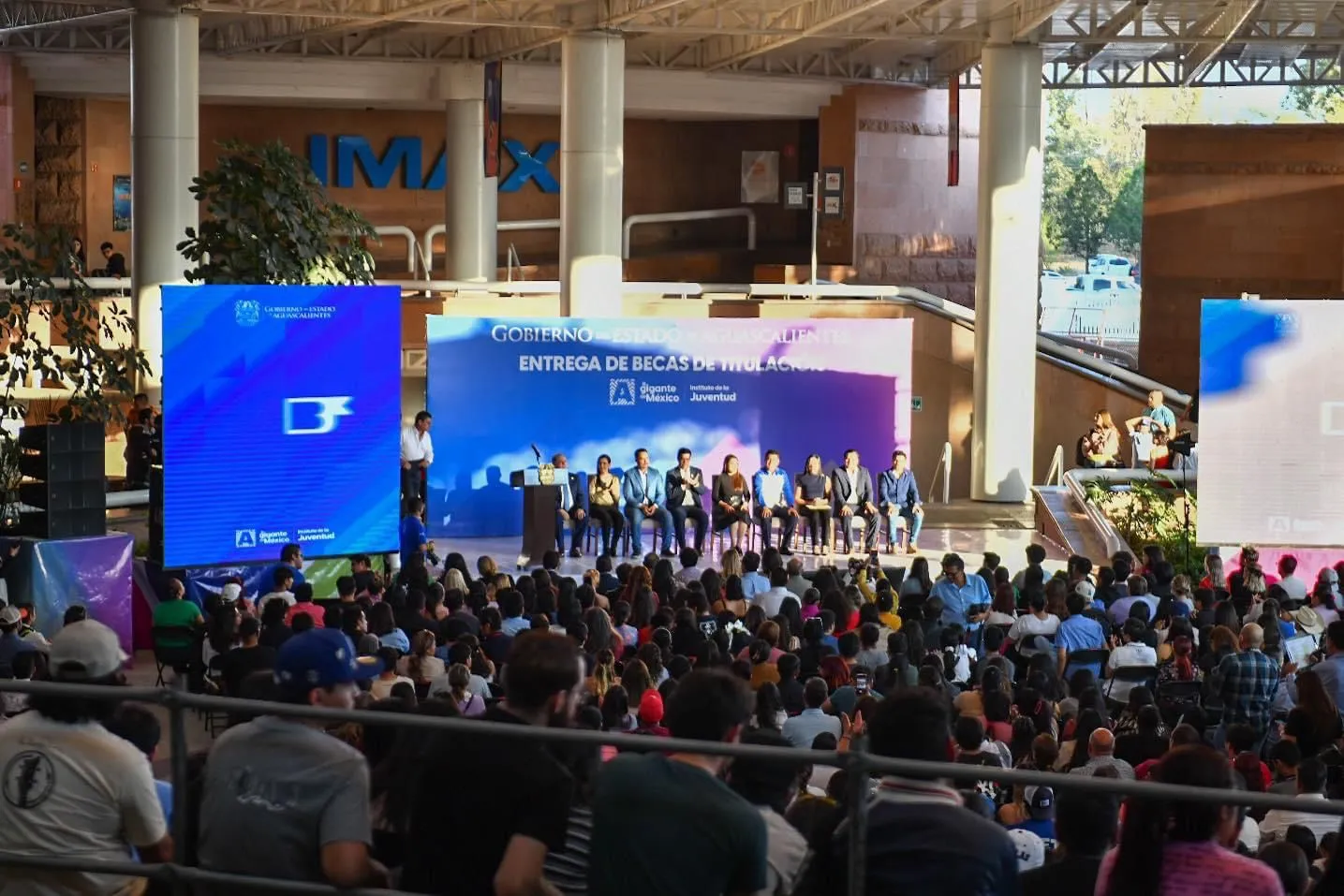 Más de 800 estudiantes ahora tienen una beca para titularse