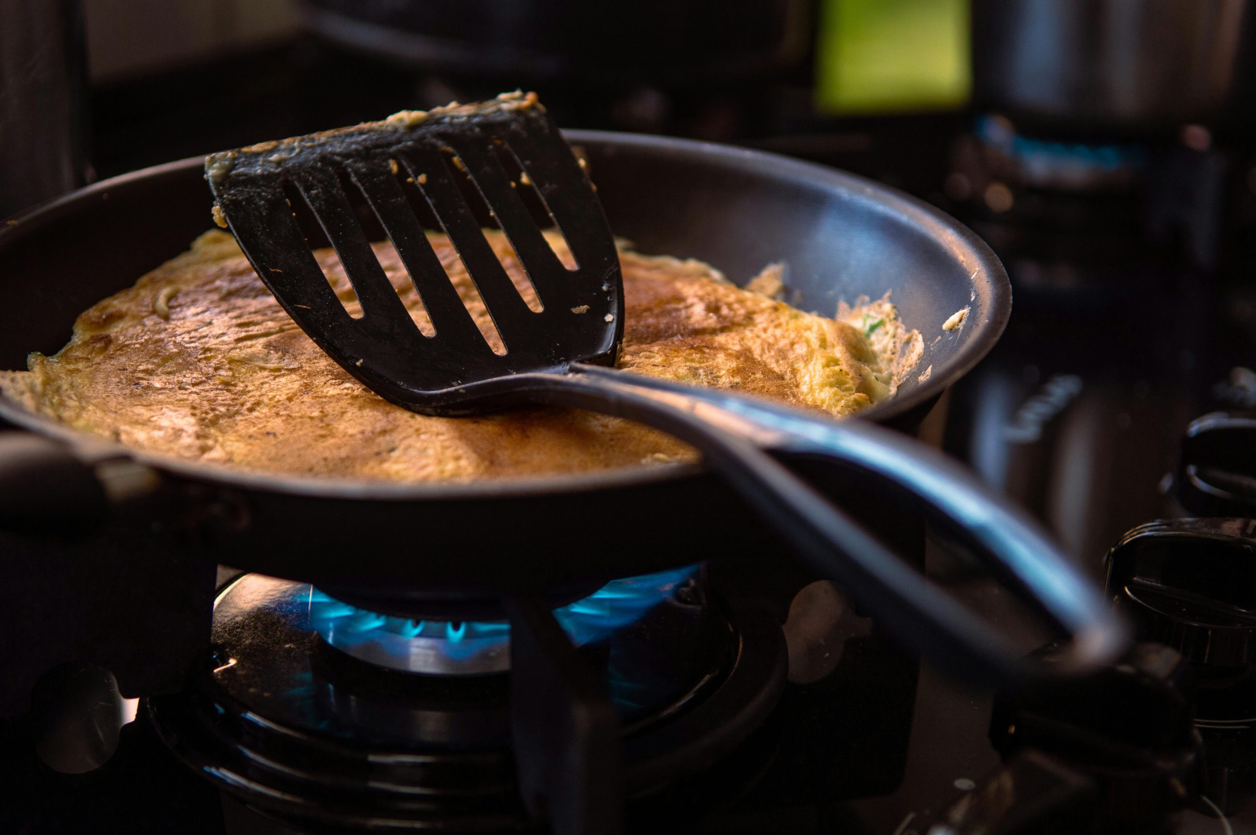 Por esto deberías evitar utensilios de cocina de plástico negro