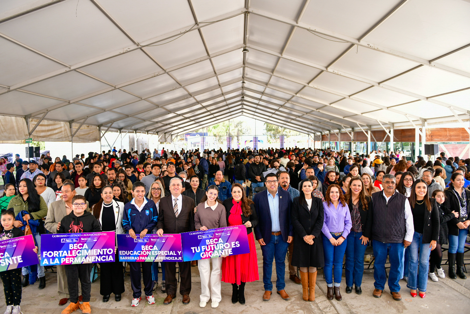 Entrega gobierno becas educativas en Jesús María