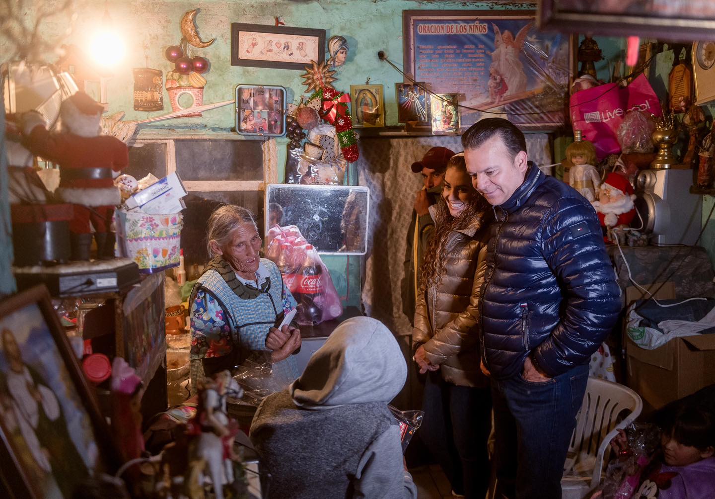 Llevan cenas y regalos a familias necesitadas en Durango