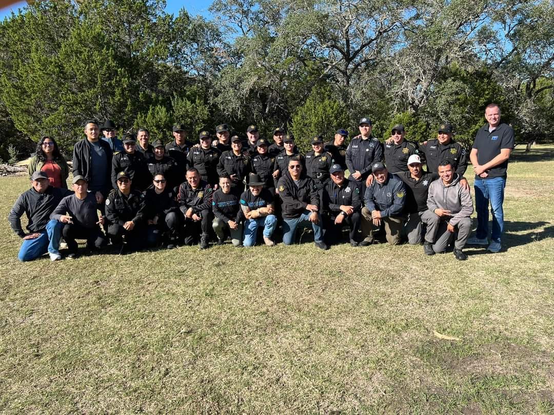 Llevan a personal del grupo K-9 de la SSPE a capacitarse a Texas