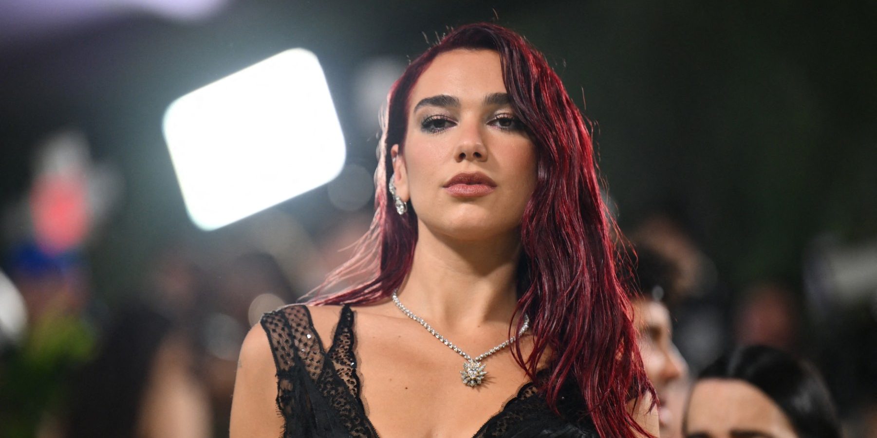Dua Lipa ofrece show en Seúl entre tensiones de ley marcial