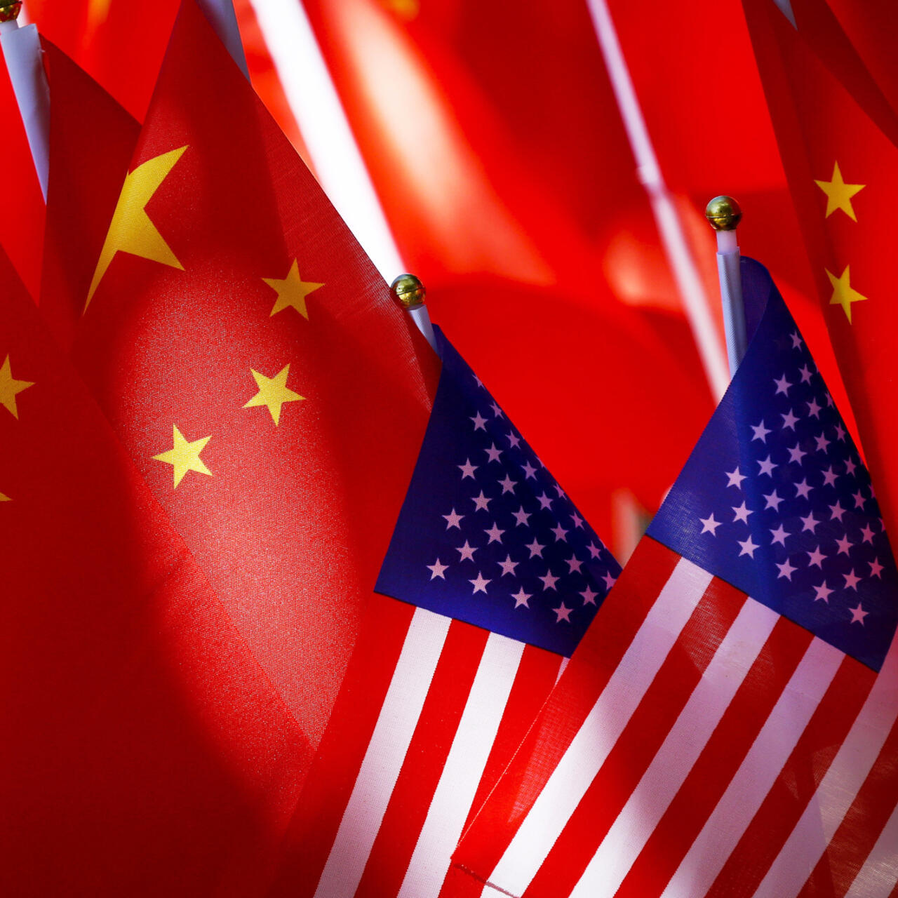 Impacto de las Restricciones Comerciales de China en las Cadenas de Suministro de Minerales Críticos en Occidente