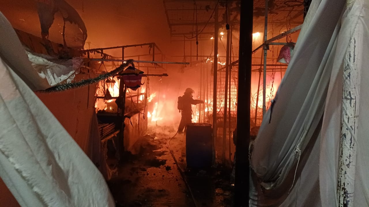 Incendio arrasa con el patrimonio de 70 comerciantes de Expo Navidad en Celaya