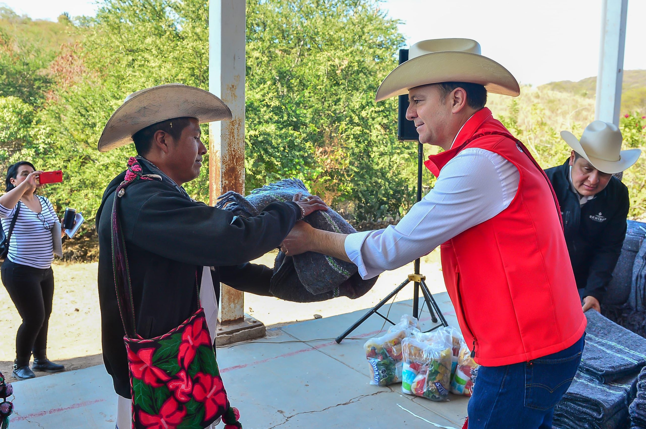 Agradecen comunidades de Durango apoyos invernales llevados por el gobernador
