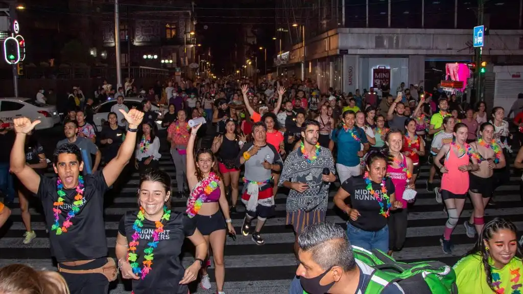 Midnight Runners, un club para correr de noche en la CDMX con música y colores