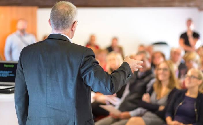 Atrapados en el discurso ideológico