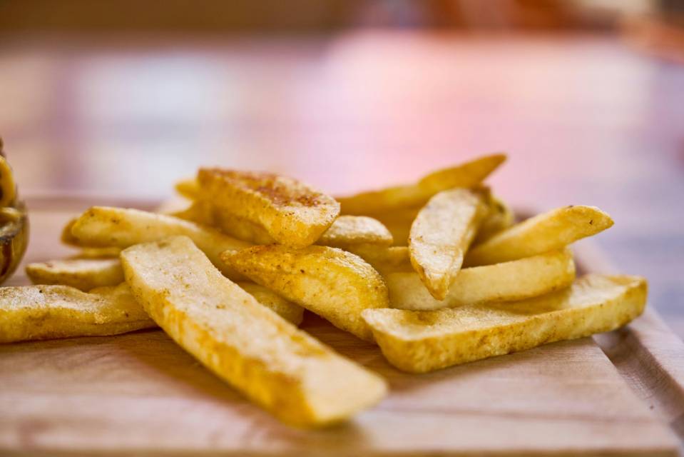 Papas a la chilena: ni francesas ni belgas, investigación cuestiona su origen