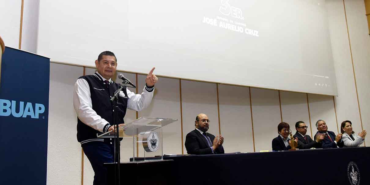 Facultad de Administración la Minerva otorga el Mérito Académico a Alejandro Armenta