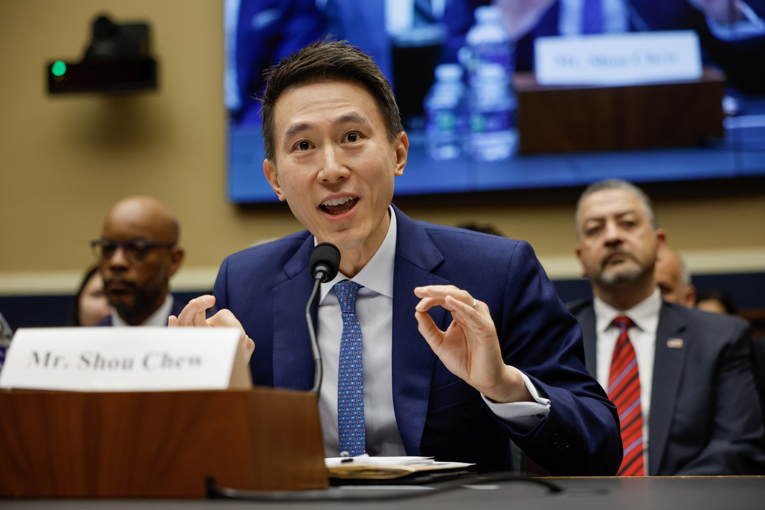 CEO de TikTok busca apoyo de Trump para evitar prohibición en EE.UU.