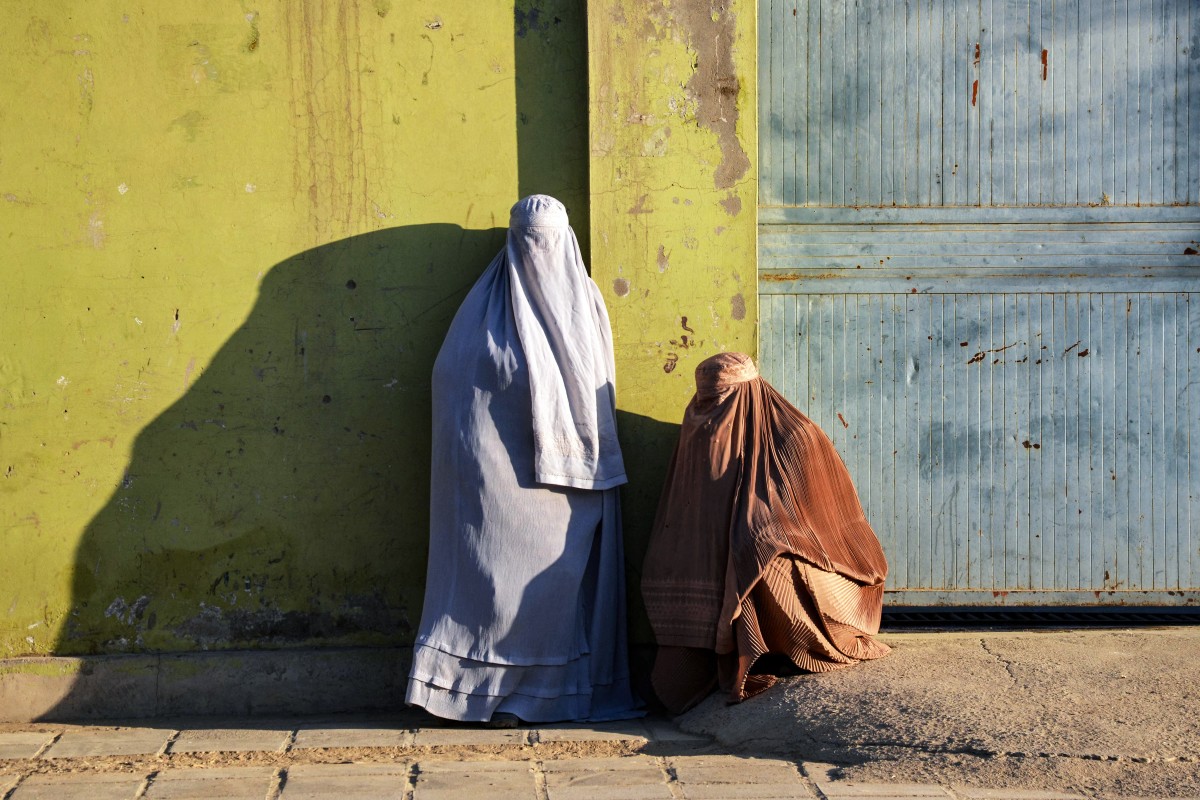 Afganistán: decreto talibán prohíbe las ventanas en espacios residenciales con mujeres