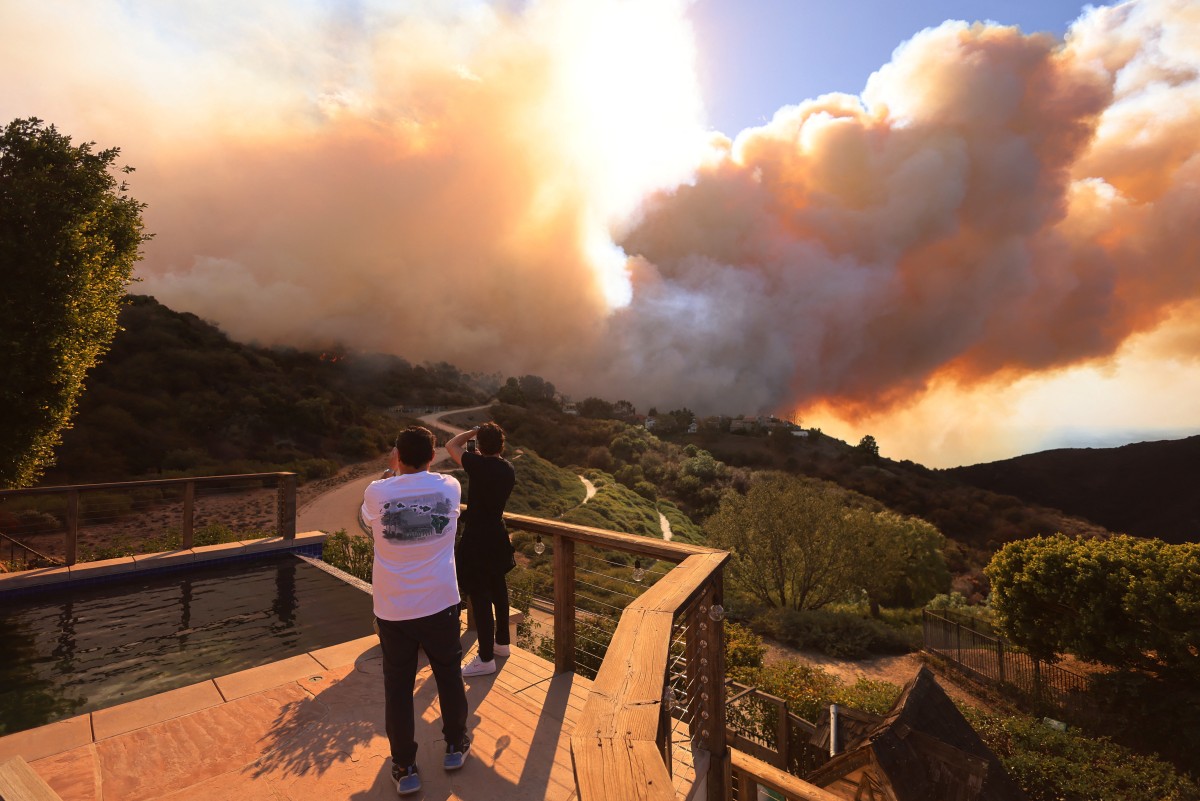 Incendio forestal provoca evacuaciones en el área de Los Ángeles