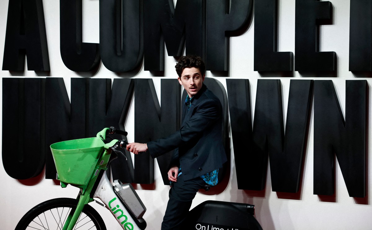 Timothée Chalamet llega en bicicleta a la alfombra roja en Londres