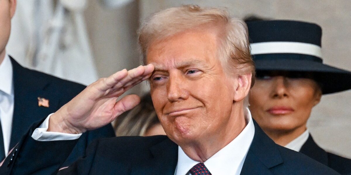 Donald Trump sostiene su discurso proteccionista.