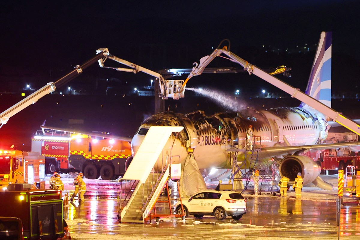 Avión arde en llamas en Corea del Sur antes de despegar