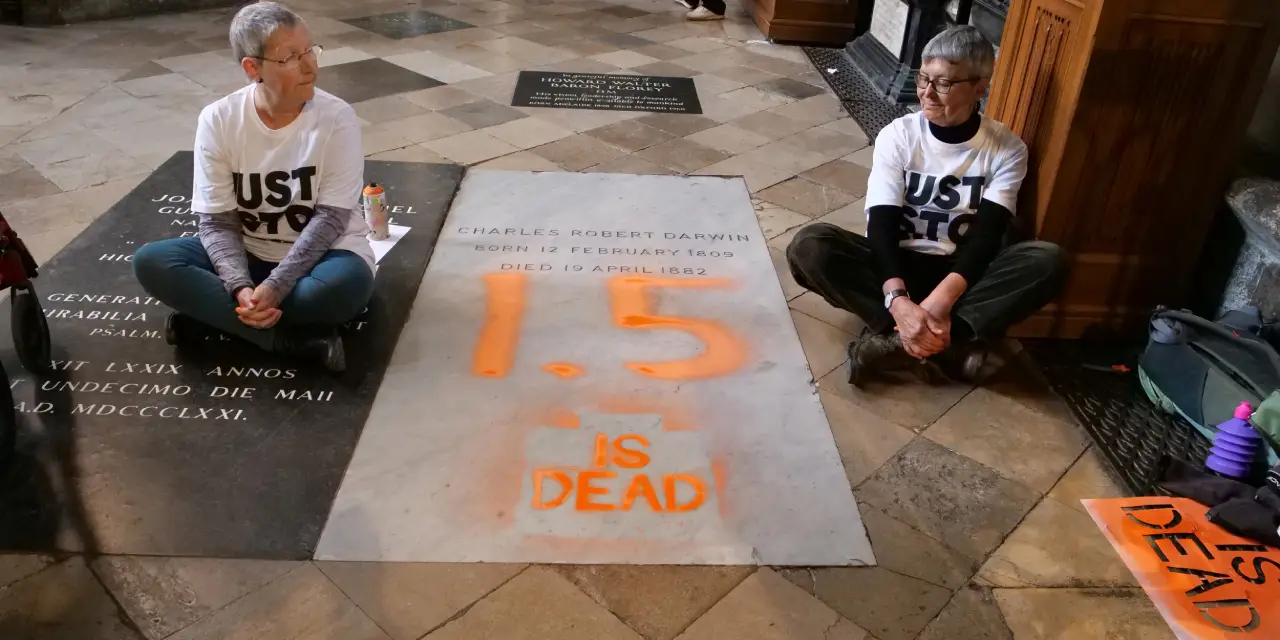 Activistas pintarrajean la tumba de Darwin; protestan por el calentamiento global