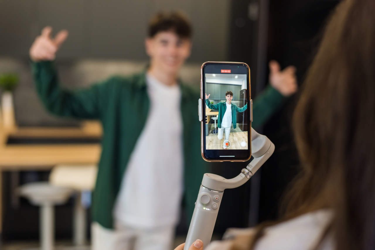 Los 'influencers' suelen ser el canal de información más directo para los más jóvenes al momento de consumir información.