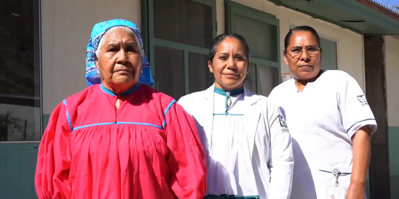 Benilda Figueroa Viniegra porta con orgullo su ropa rarámuri cuando atiende a sus pacientes