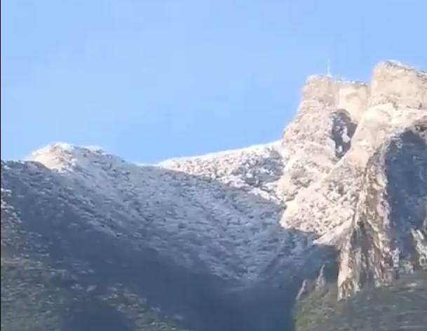 El Cerro de la Silla se cubre de hielo y emociona a los habitantes de Monterrey