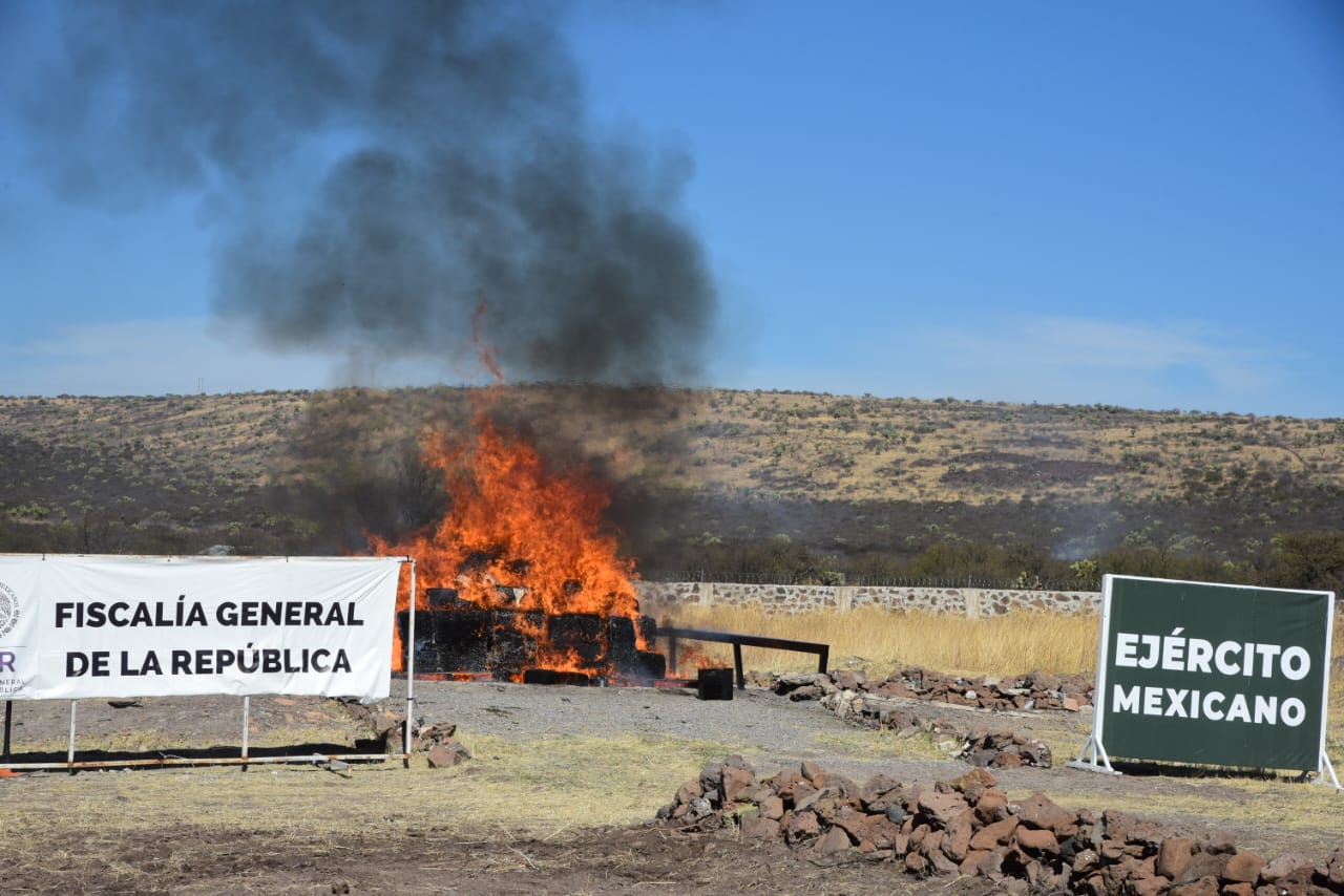 Incineran marihuana y otras drogas decomisadas en Durango