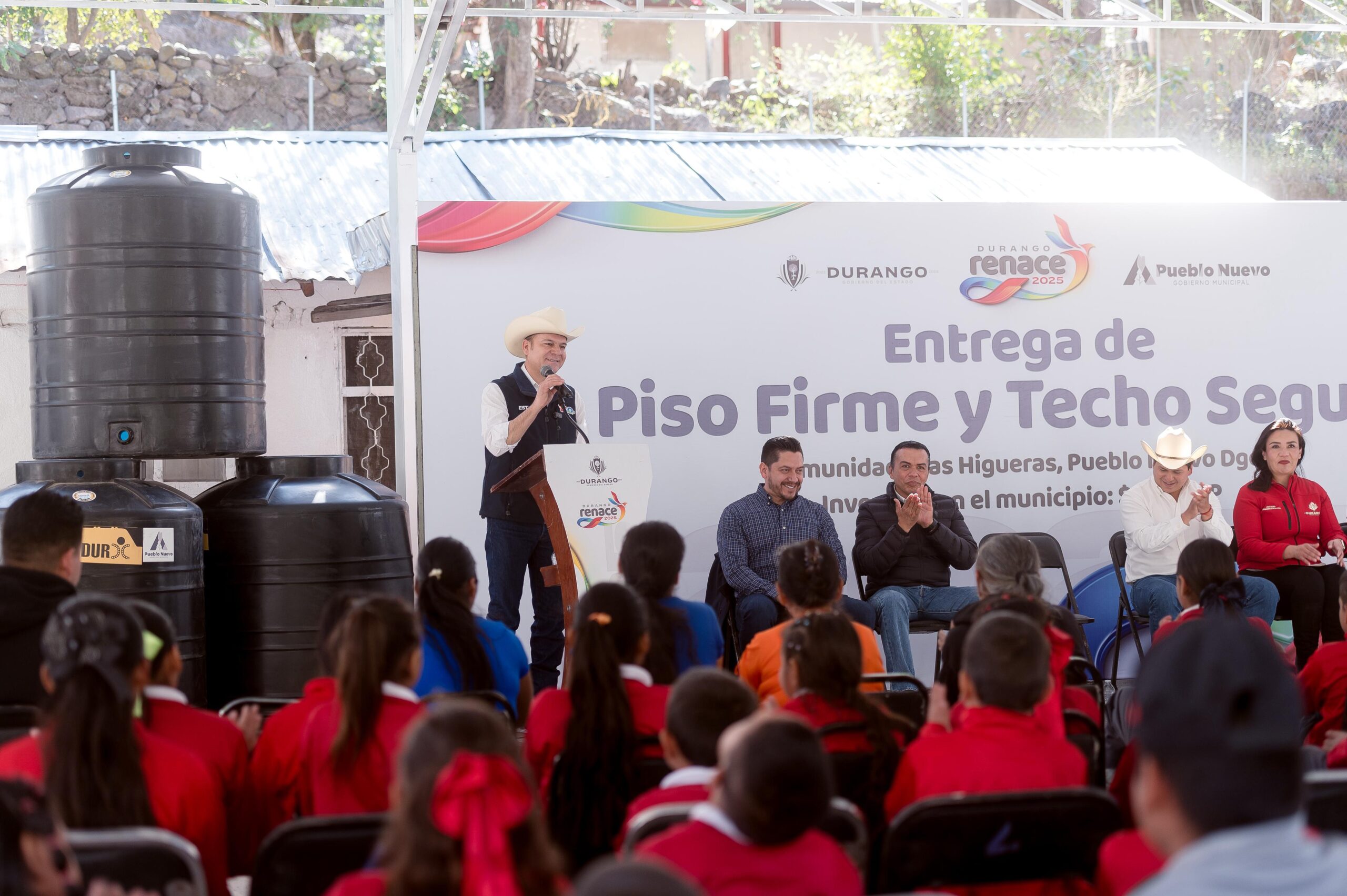 Entregan apoyos en comunidades alejadas de Pueblo Nuevo