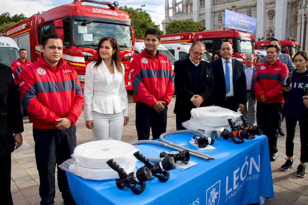 Reciben bomberos de León más equipamiento