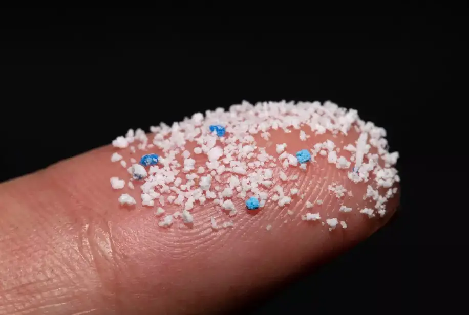 Los microplásticos aumentan el riesgo de parto prematuro, conjeturan científicos