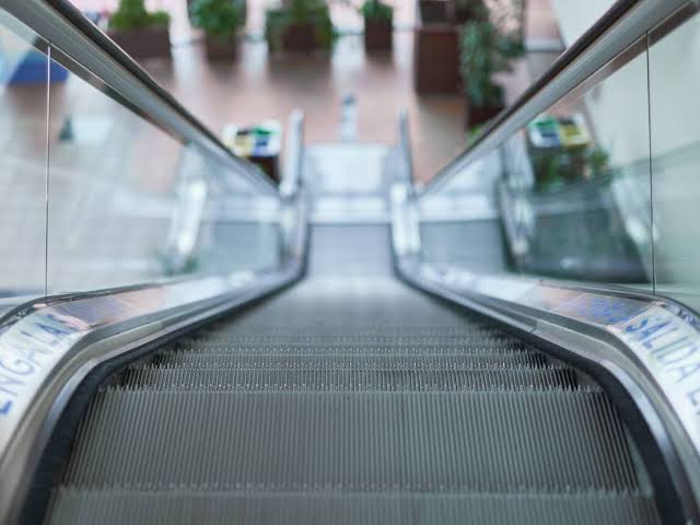 Accidente en escaleras eléctricas de Paseo Durango dejó cuatro lesionados