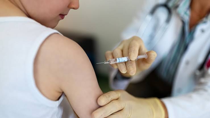Piden vacunarse para prevenir enfermedades de temporada