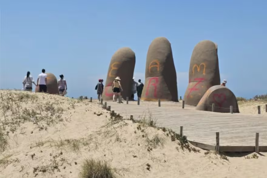 La Mano de Punta del Este es vandalizada con un mensaje para Cristiano Ronaldo