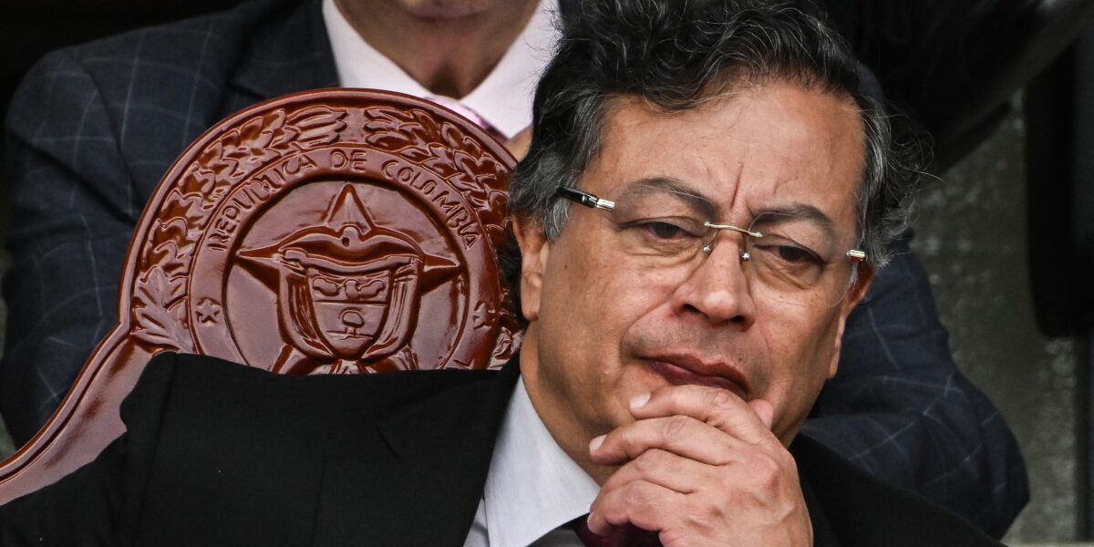 Gustavo Petro denuncia que narcotraficantes amenazan su avión con misiles