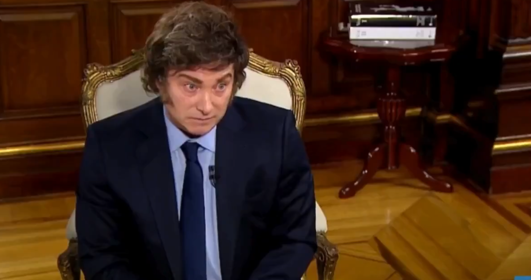 Exhiben a Milei pactando entrevista a modo en medio del escándalo