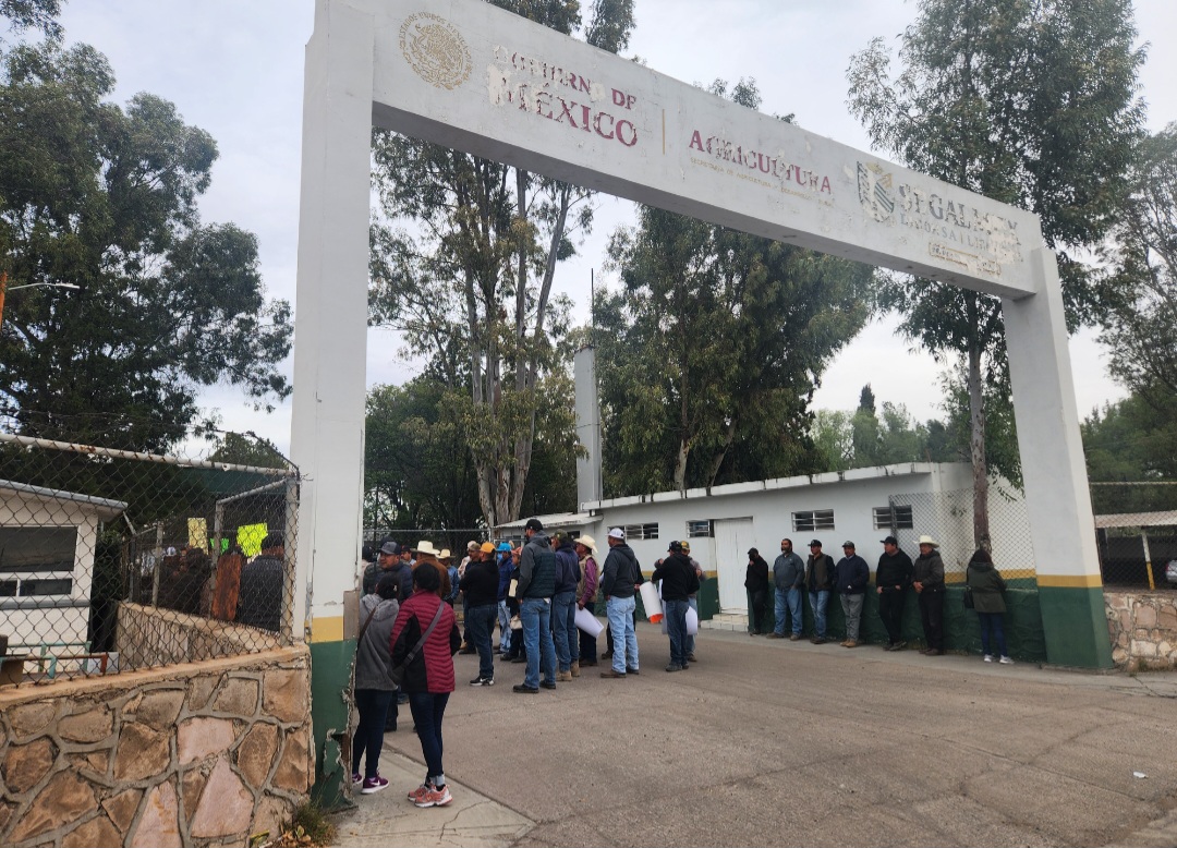 Cierran centros de acopio: productores de frijol protestan contra autoridades federales