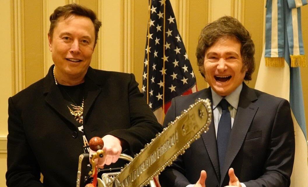 Milei regala a Musk una motosierra en evento