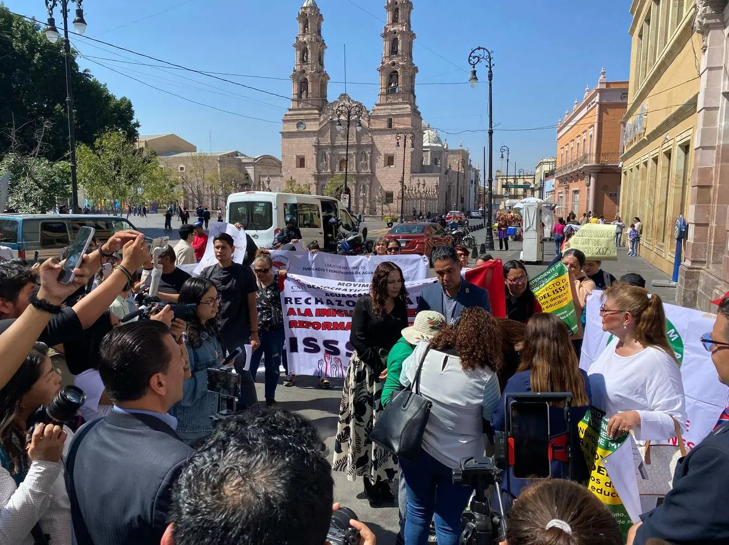 Maestros de Aguascalientes se manifiestan contra reforma al ISSSTE