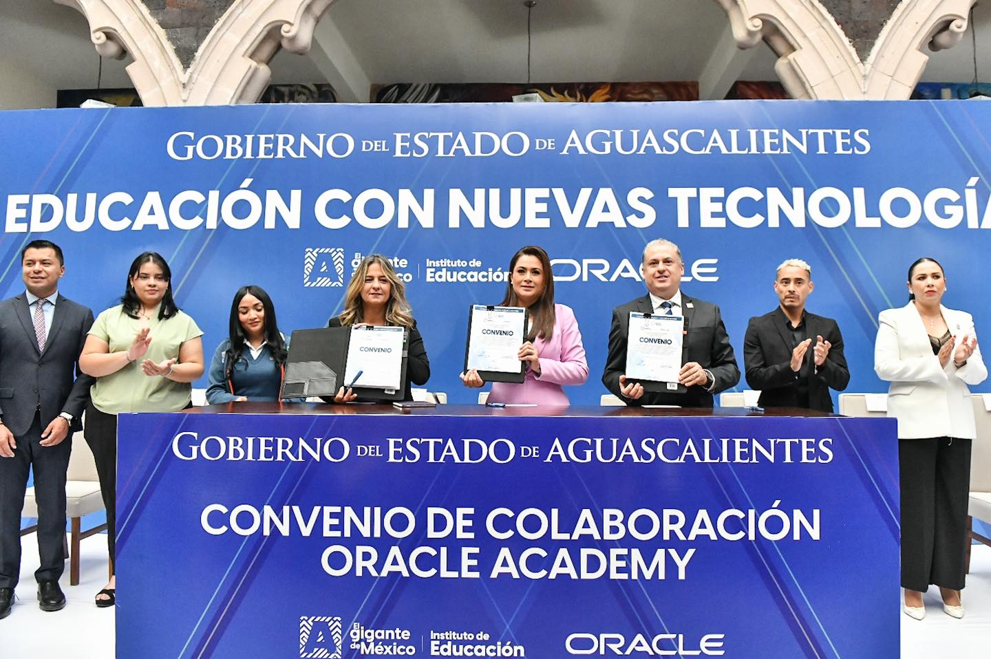 Con convenio, promete gobierno dotar de IA y tecnología a escuelas